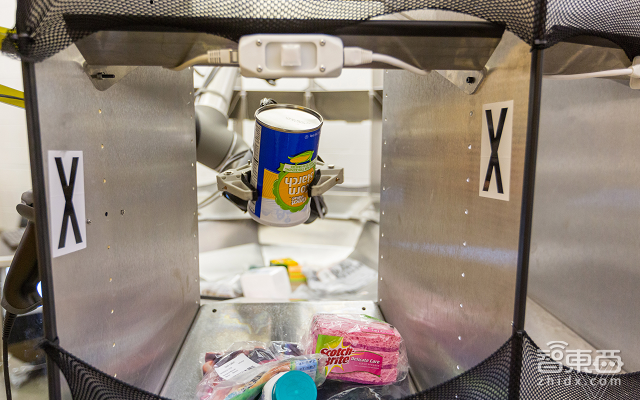 这家美国创企用VR训练机器人 灵活度堪比人手