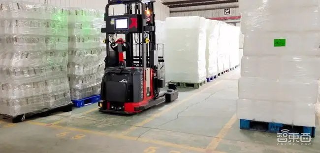 旷视推智能托盘四向车新品!背后“大脑”一口气调度80台车