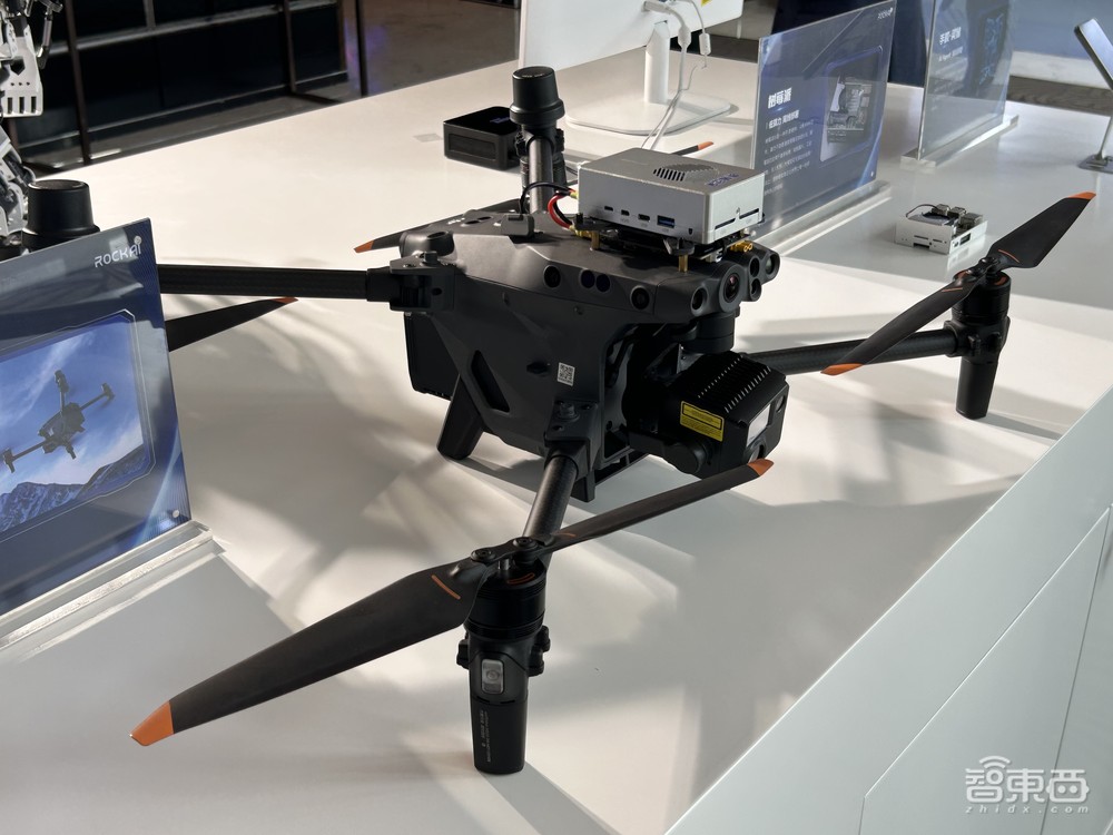 國產(chǎn)非Transformer大模型再升級(jí)！押注群體智能，落地五大硬件，性能跑贏Llama 3