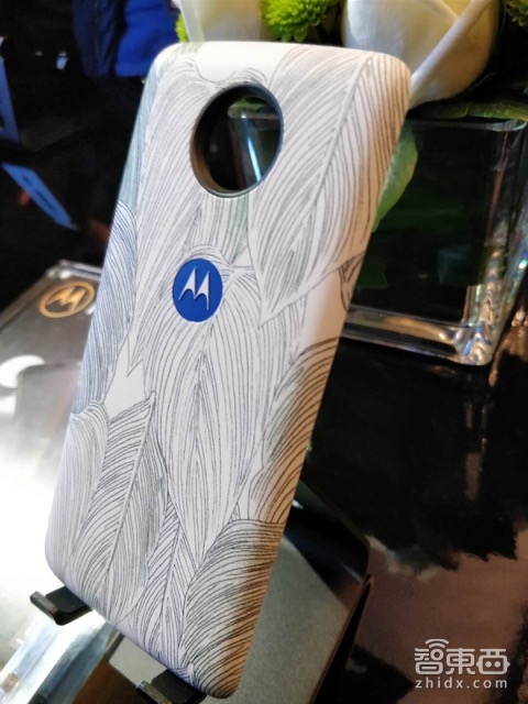 整套售价9999! 这是联想最贵最硬的MOTO手机