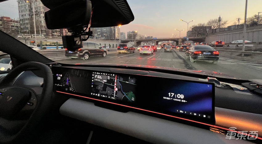 北京实测极越无图智驾,选车道像老司机,具备自主决策能力