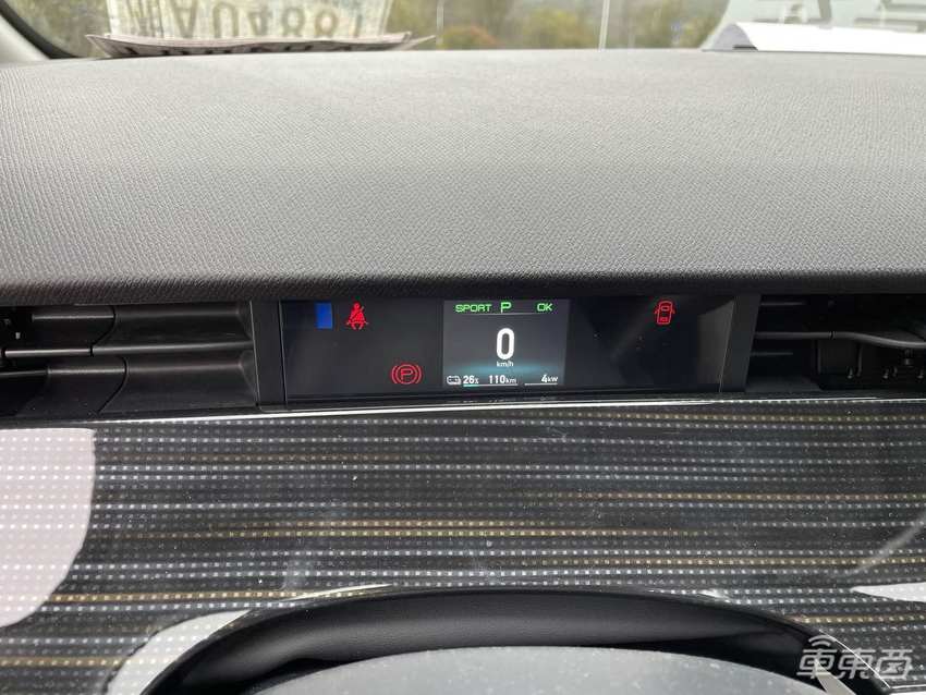 抢先体验滴滴定制网约车:后排堪比头等舱,能看电视能唱歌