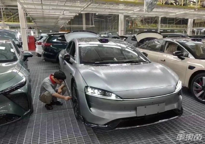 华为版Model S来了！鸿蒙座舱+智驾+光场屏，智能化武装到牙齿