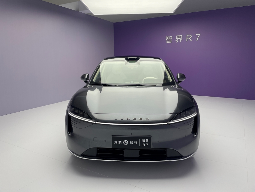 智界R7剑指特斯拉Model Y！敲敲logo就能打开前备厢，内部空间巨能装