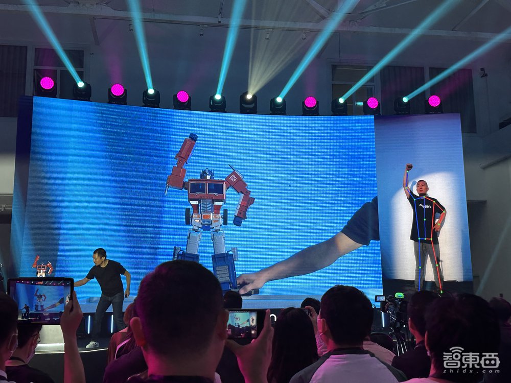 变形机器人用上AI大模型!现场表演高难度瑜伽,能表现100+种情绪