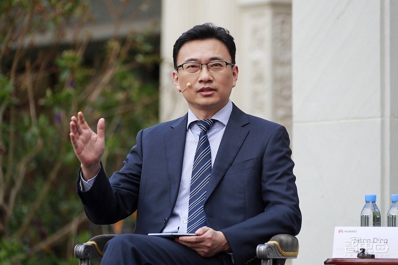 华为反击!美国老实掏钱,华为官宣5G专利收费:每部手机最高2.5美元