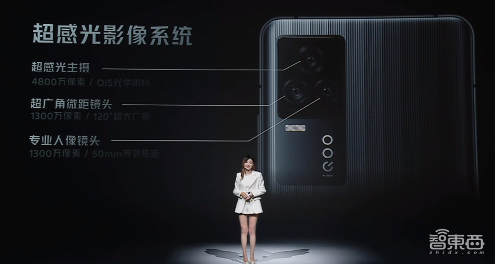 游戏手机揭幕战!iQOO 7能否顶住“火龙888”?安兔兔1W分险胜小米