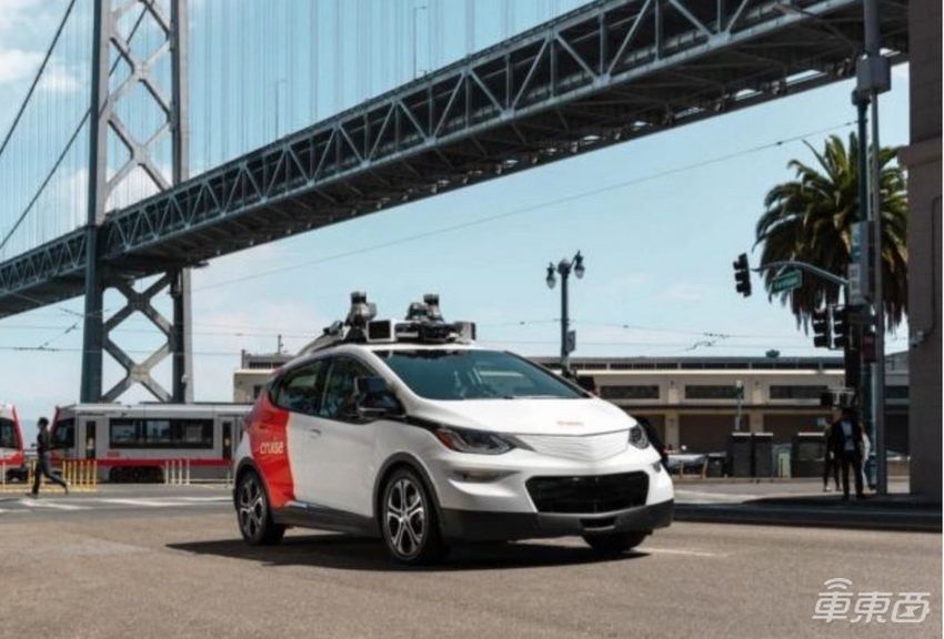 Waymo无人车闯卡，交警和乘客都慌了……