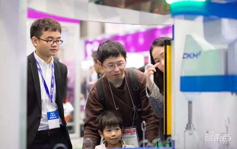 日本女主持人惊了!16家中国公司踢馆东京机器人展