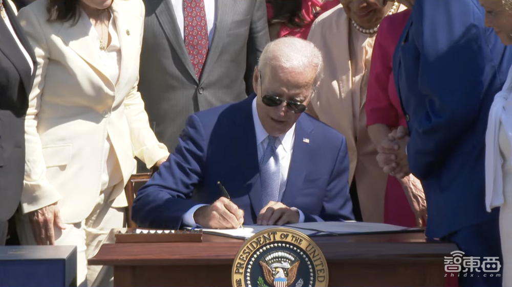 昨晚，拜登让美国芯片法案正式生效！