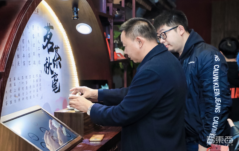 “1秒”作诗的AI机器人来了,百度联合老舍茶馆打造国内首个“AI茶馆”