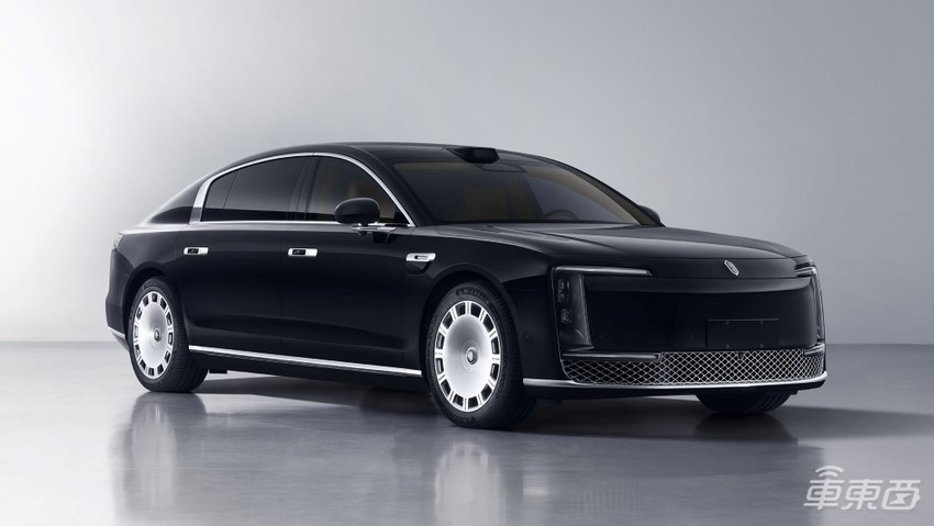 华为百万豪车增程纯电版同时亮相!比亚迪多款新车配备无人机,2025年新车更卷了