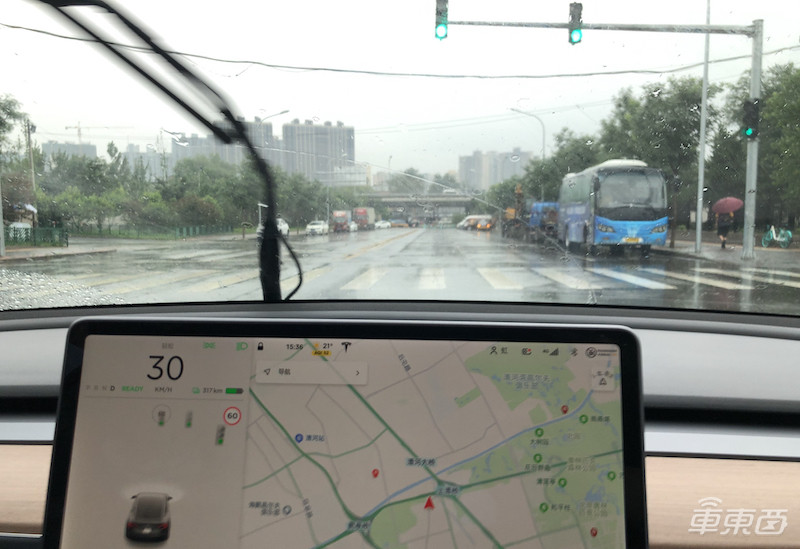 特斯拉挑战北京雨天:被五个红绿灯整傻眼了!?