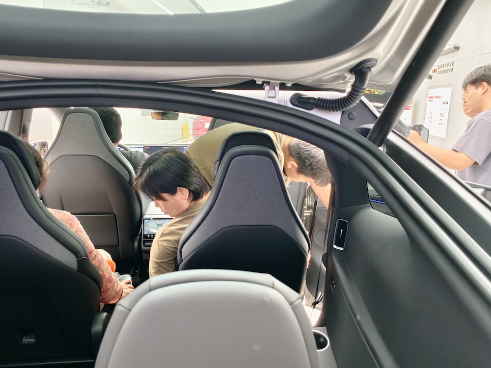 特斯拉Model Y L卖爆了!6天卖空一个月产能,工作日顾客挤爆门店,暴雨还来看车