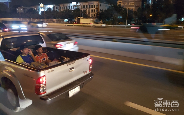 三天实地体验泰国出行:街道杜成狗 摩托狂炸街