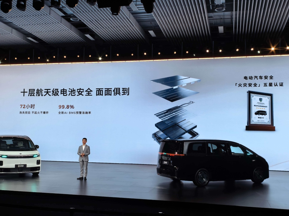 25万入手旗舰MPV！零跑又掀桌子了，朱江明喊话对标埃尔法