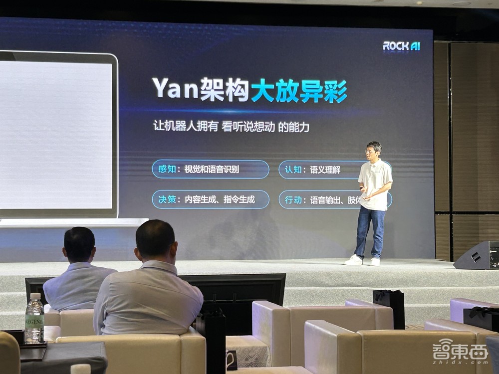 国产非Transformer大模型再升级!押注群体智能,落地五大硬件,性能跑赢Llama 3