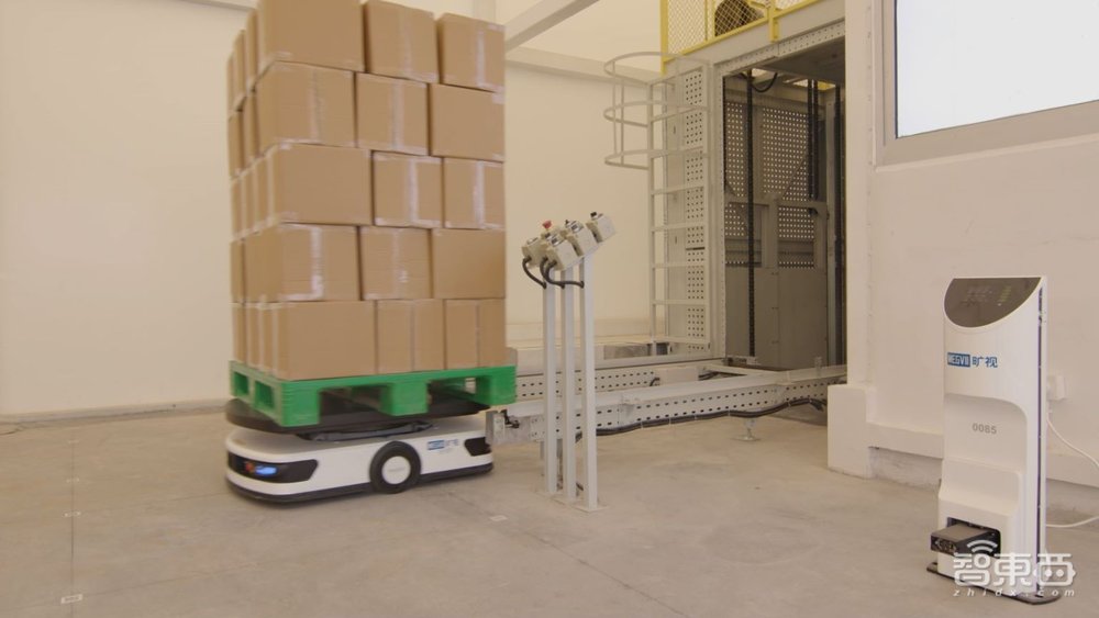 探访“迪士尼”背后的中国工厂，AI与机器人挑大梁，旷视助生产效率翻番