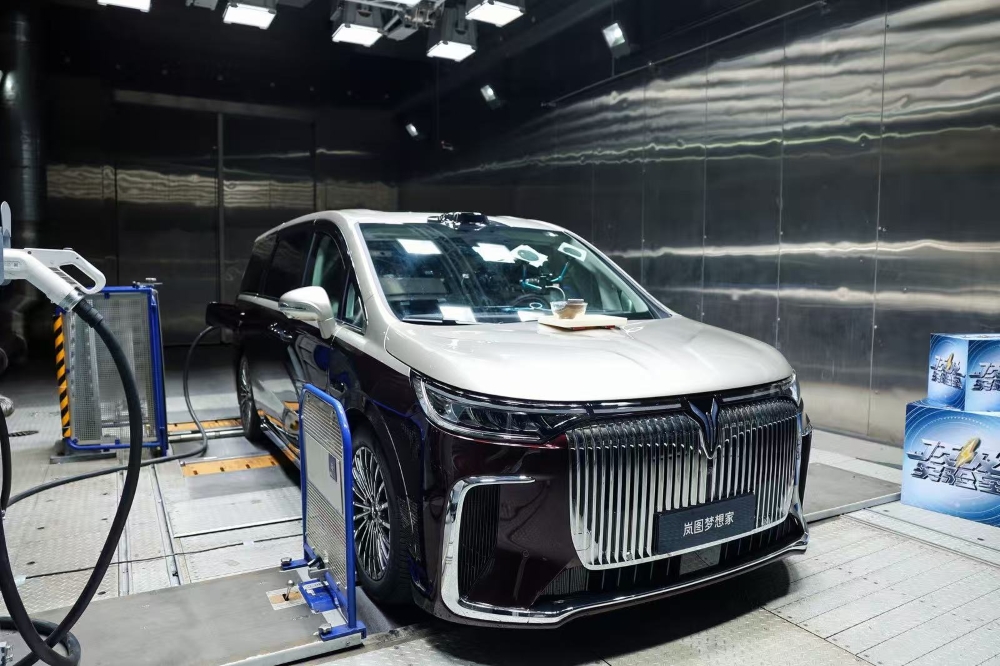 岚图发布新混动技术:全域800V高压上车,三款旗舰车型将搭载