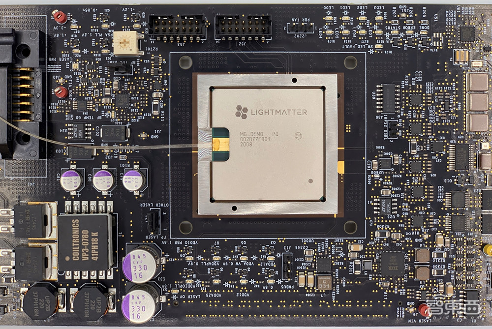 一篇论文引发的光子AI芯片革命！这次真想要了摩尔定律的命