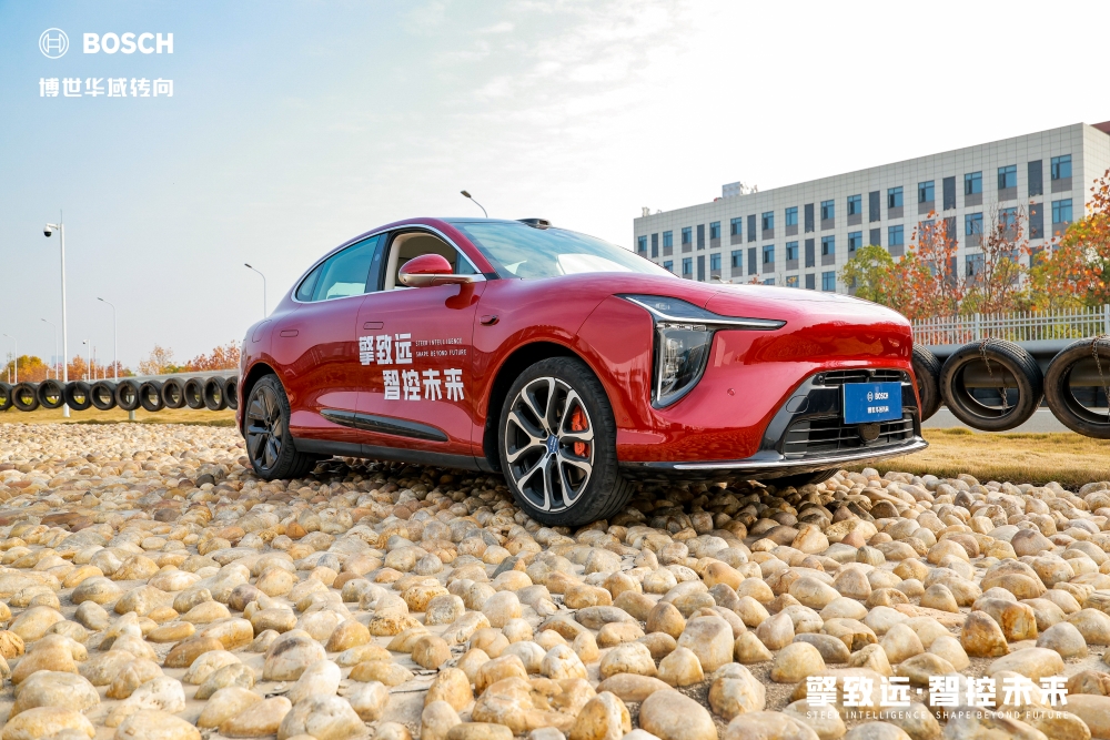 实测博世华域全域转向技术:线控+后轮转向成新趋势,汽车行业基础正在重构