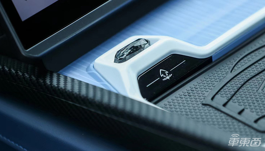 哪吒汽车首款双门四座纯电跑车亮相，基于山海平台打造