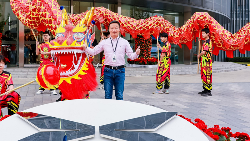 何小鹏开工放大招！再招4千人投35亿搞研发，3年规划新车30款