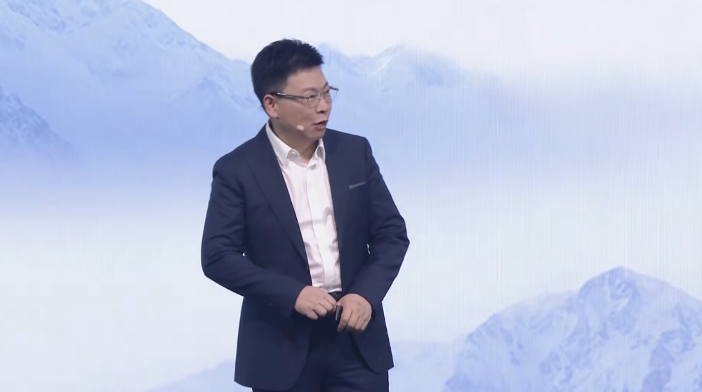 余承东甩出“小王”!比问界M9便宜十万开卖,本周日规模交车