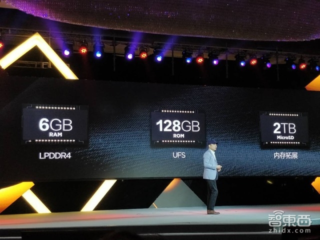 整套售价9999! 这是联想最贵最硬的MOTO手机