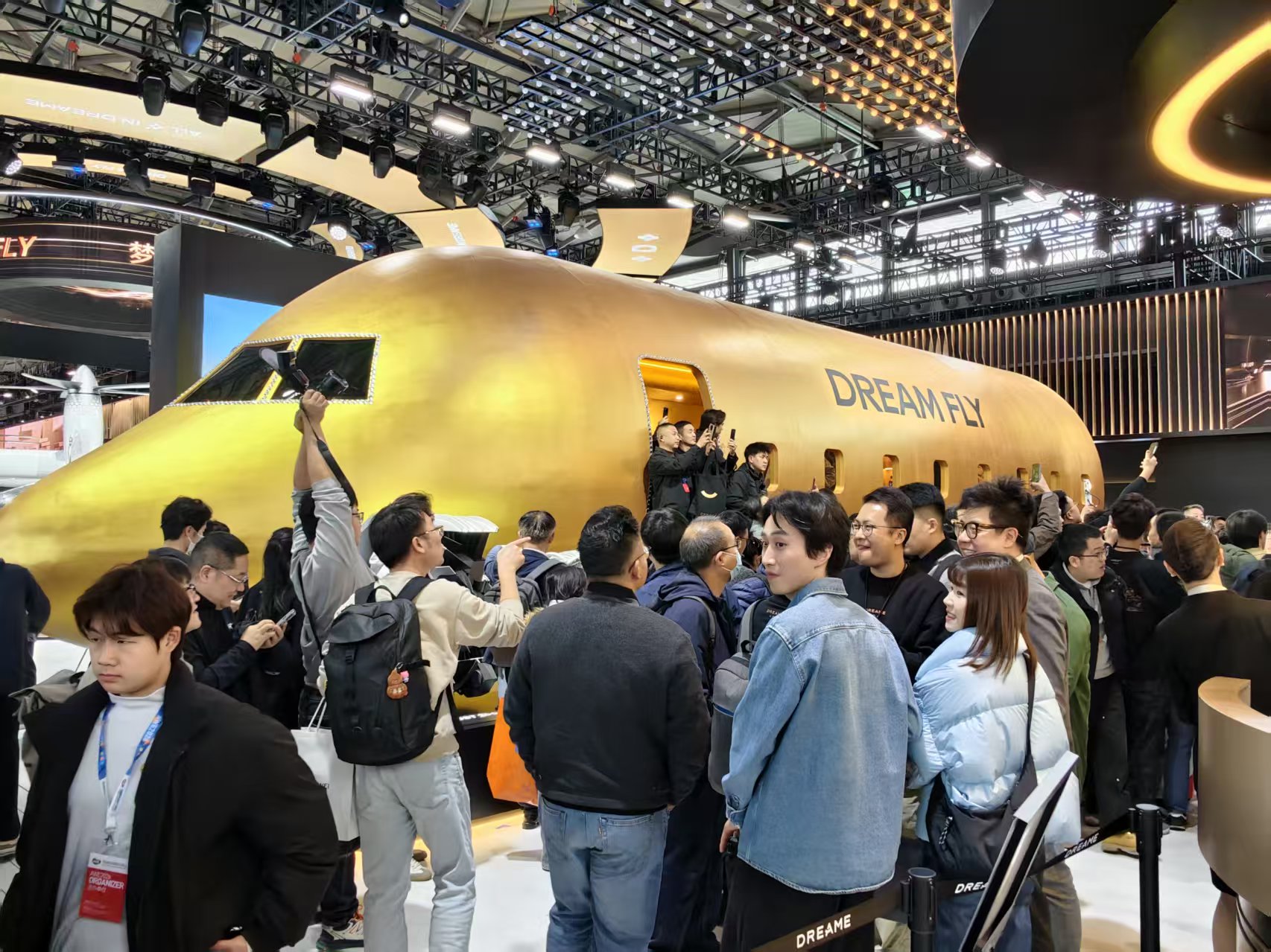 暴走两万步逛遍中国版CES!AI养龙虾、人形机器人火爆,追觅手机上手