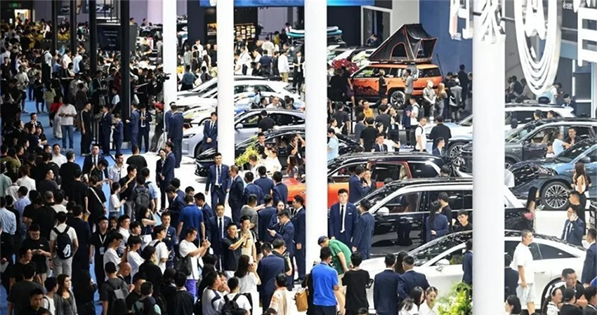 理想鸿蒙智行差距翻倍,小米连续三个月破万!16家车企交出8月成绩单
