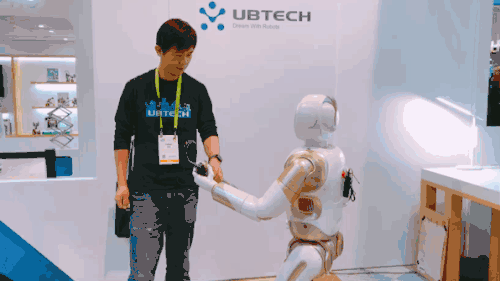 中国仿人机器人惊艳CES！解秘优必选新Walker，独家对话CTO熊友军