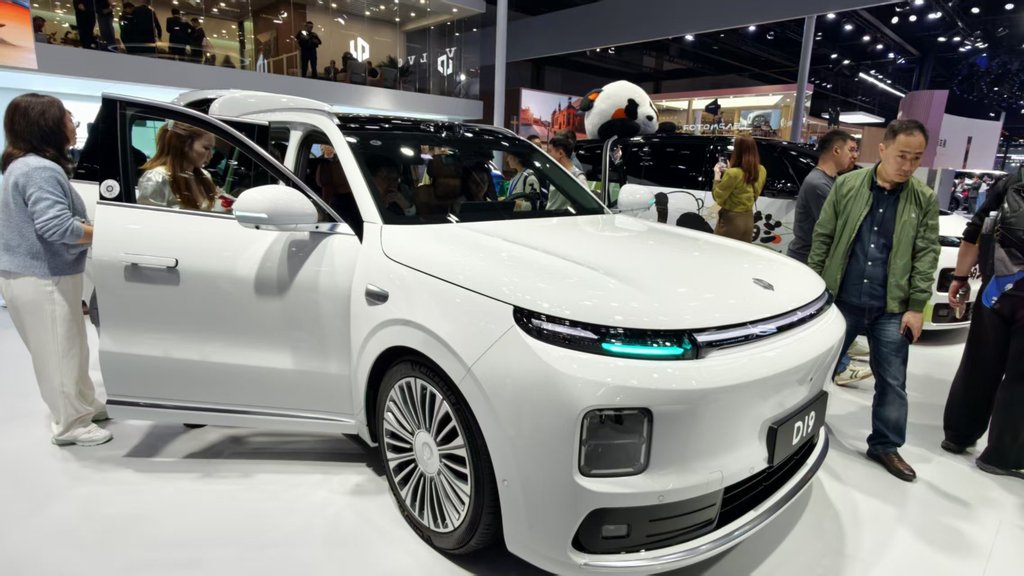 史上最大北京车展开幕！车企狠卷大三排SUV，舱驾融合、Agent上车成新趋势