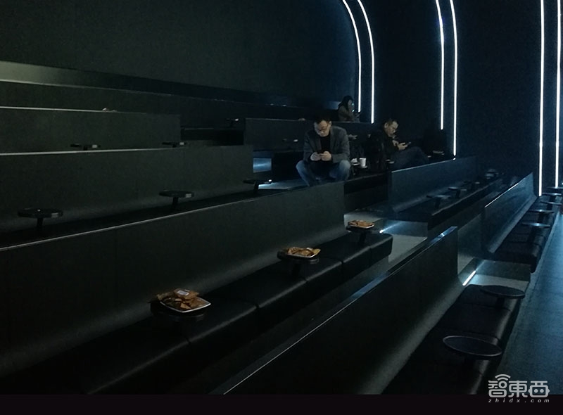 全年最火的三家餐厅!秘密竟是机器人服务员