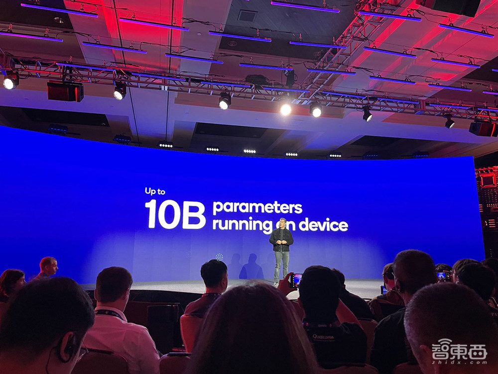 高通甩出最强芯片三件套!手机跑100亿参数大模型,PC芯片逆袭苹果英特尔