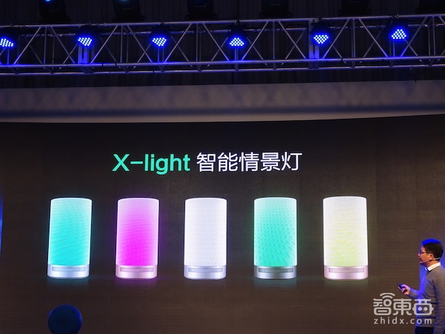 小智管家机器人亮相:能开关电灯电视 还能送大米鲜花