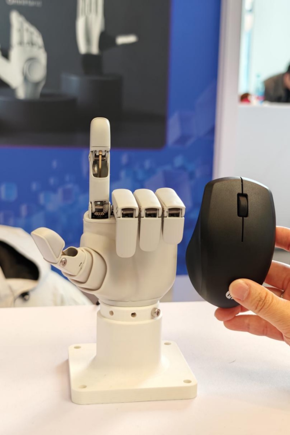 马斯克都头疼的灵巧手，稚晖君连发3款：最强性能拉满，最便宜千元级