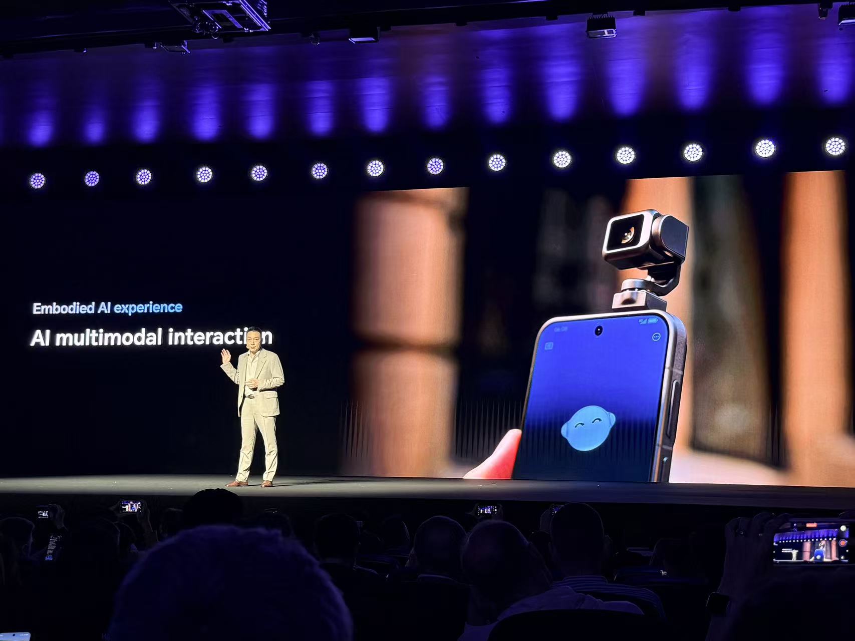 刚刚,荣耀人形机器人热舞亮相欧洲!全球第一个“机器人手机”真机首秀