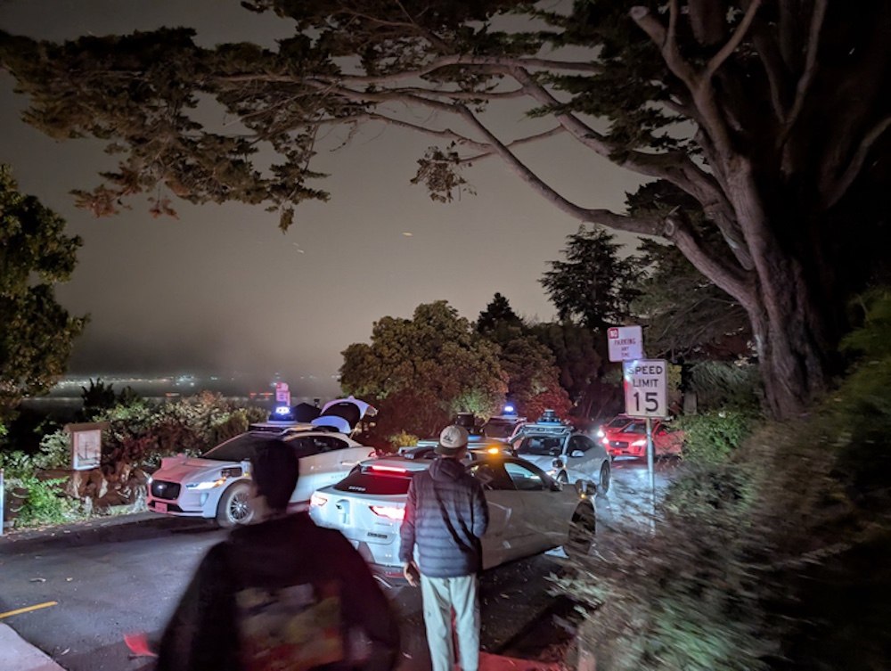 Waymo无人车闯入重案现场！距离警方枪口仅数米