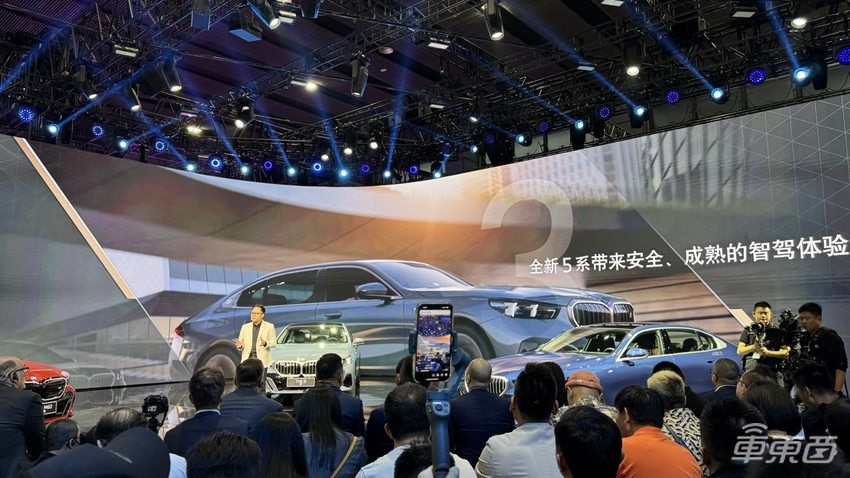 宝马第八代5系轿车长轴版全球首发,油电同上,设计独宠中国用户