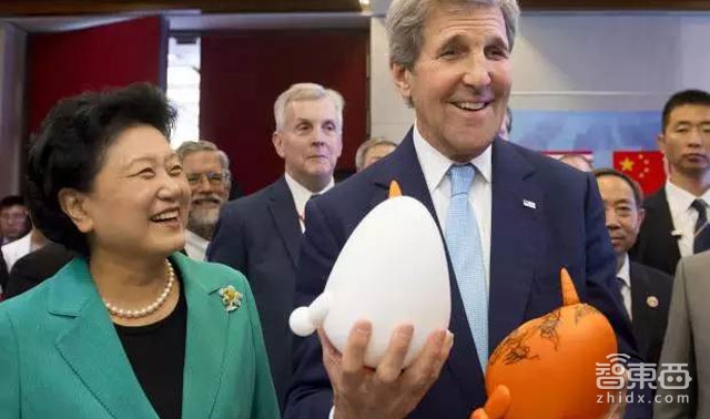 SKiiN智能滑雪设备很酷 但这个90后帅姑娘比产品更迷人