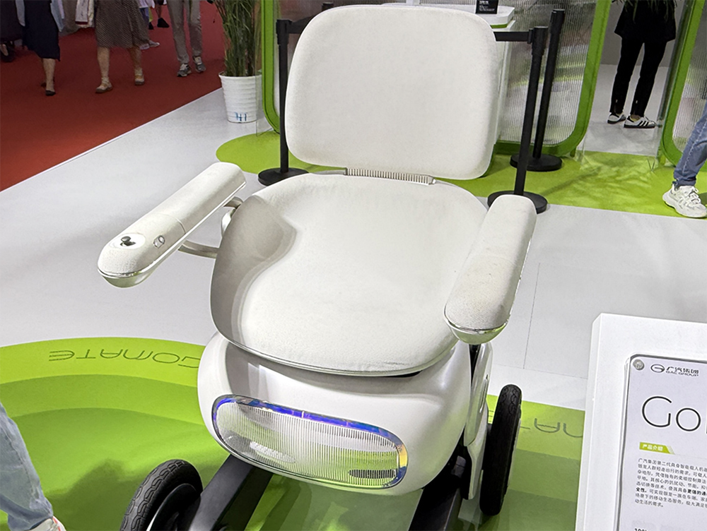 最贵97万搬回家,人形机器人天团涌入北京!暴走2万步玩命逛完,亮点都在这了