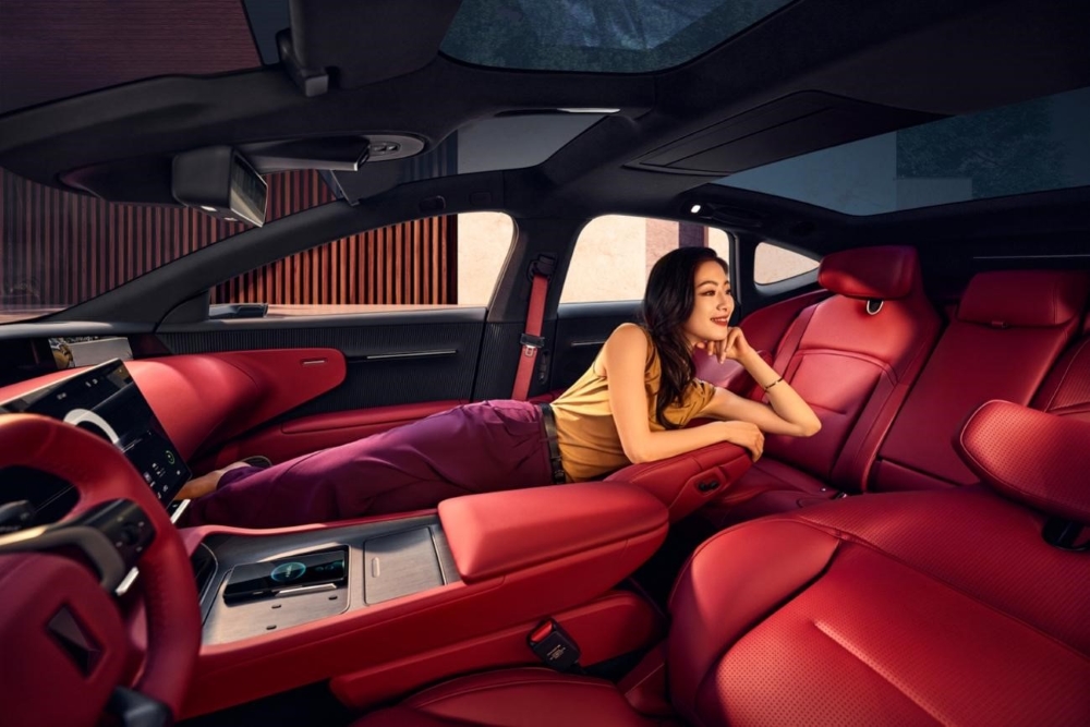 新款阿维塔12限时25.99万起售!全系标配三激光雷达,增程纯电双动力可选