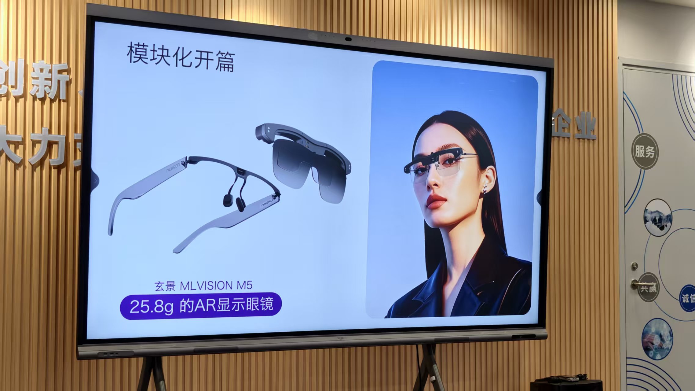 这款爆火CES的中国AI眼镜，为什么长得跟别人都不一样？