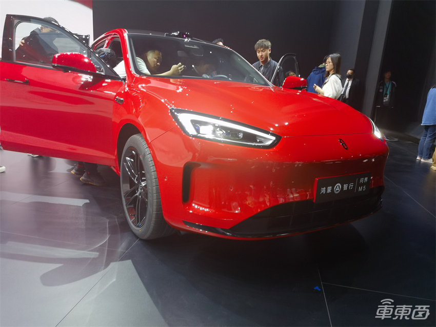 价格完全一样！问界新M5和理想L6贴身肉搏，余承东放话智驾比特斯拉更好