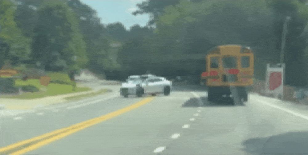 Waymo召回失效遭调查，20余次无视停靠校车，软件升级后仍未改变