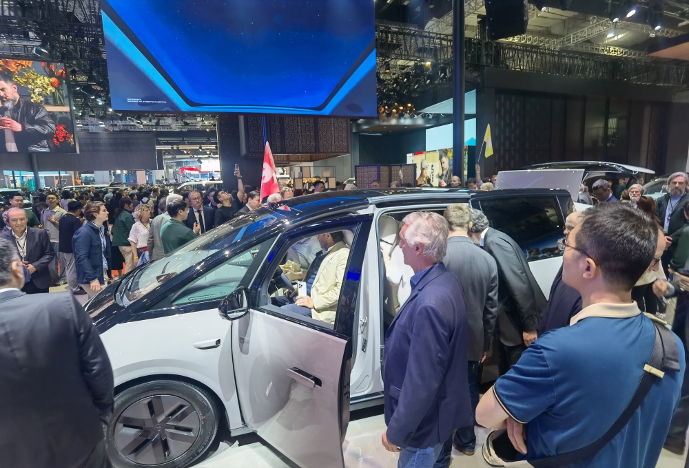 上海车展首日：雷军没来小米展台仍爆满，余承东预言新车“大爆”，何小鹏忙着遛“人”