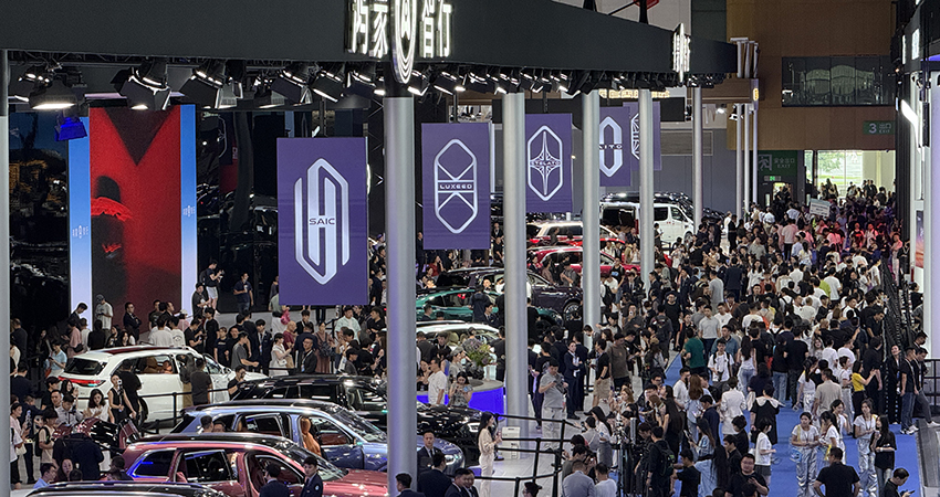 洋豪品牌一个没来！国产车价格战现场开打，暴走3万步看成都车展六大真相