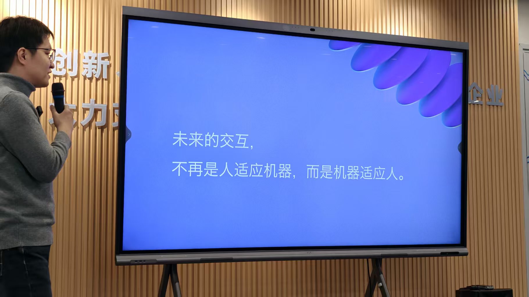 这款爆火CES的中国AI眼镜，为什么长得跟别人都不一样？