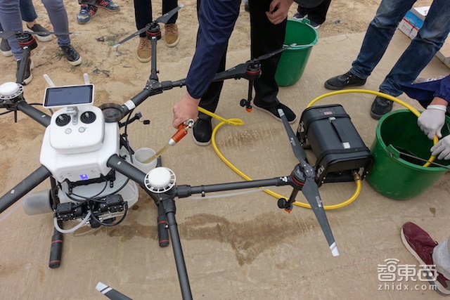 特写:无人机下乡三年 海归植保队征服5万亩果园